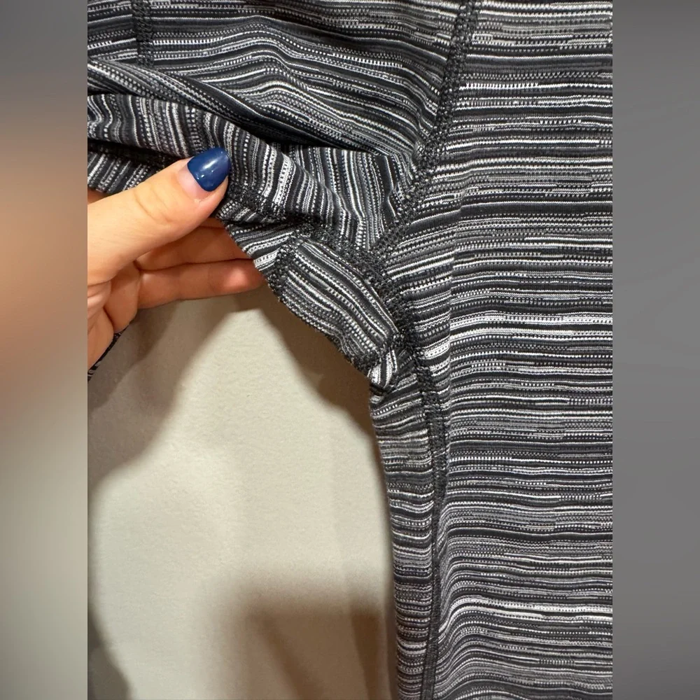 Lululemon Cropped Legging Size 6 - Picture 4 of 6
